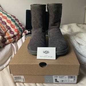 Grey Classic short II Uggs